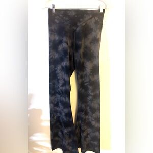 PINK Victoria's Secret Black Gray Tie Dye V-Crossover Waist Flare Leggings L EUC
